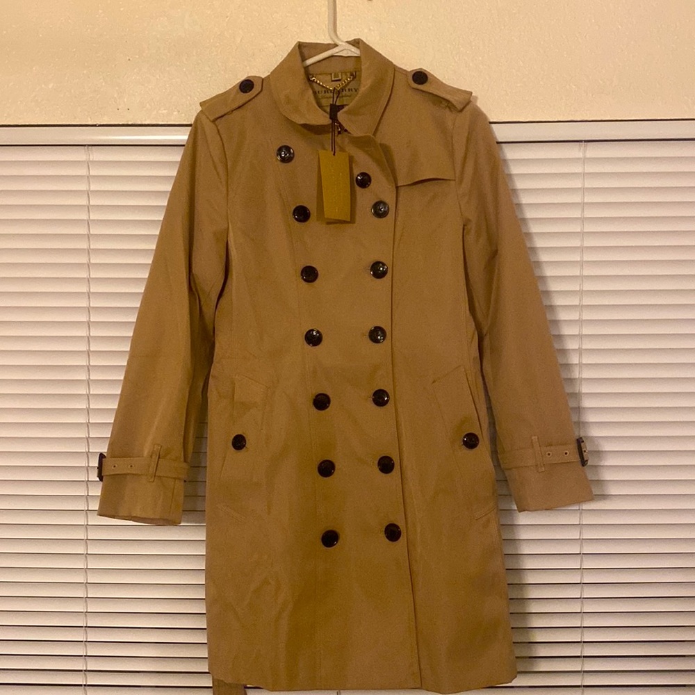 BURBERRY COAT 
The Short Kensington Heritage Trench Coat. 
classic gabardine